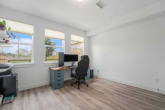 Building Photo - Stylish Town Home In Desirable Thornton Ne...
