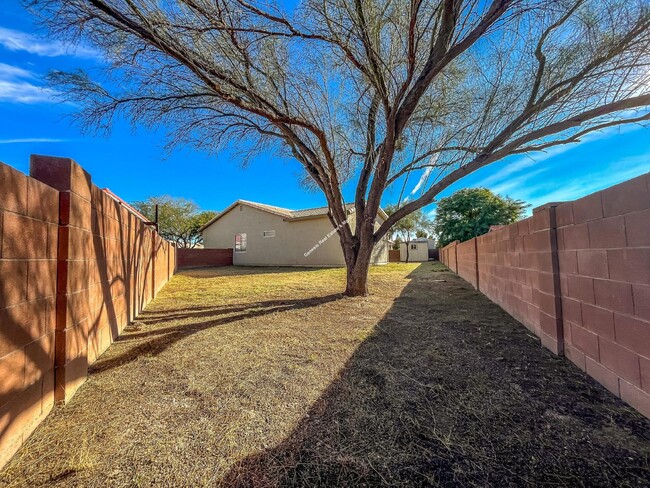 Building Photo - "Discover Your Desert Oasis: Spacious 3-Be...