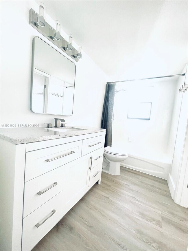 Building Photo - 500 NE 2nd St