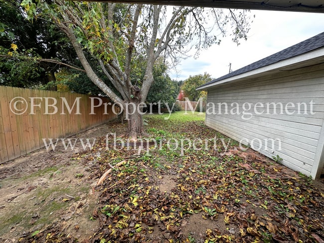 Building Photo - 801 Oak Dr