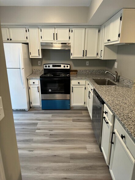 Building Photo - 5975 Dixon Dr