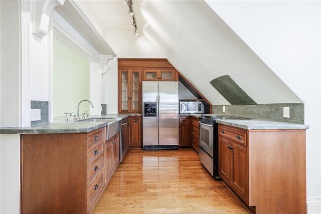 Building Photo - 901 East Ave