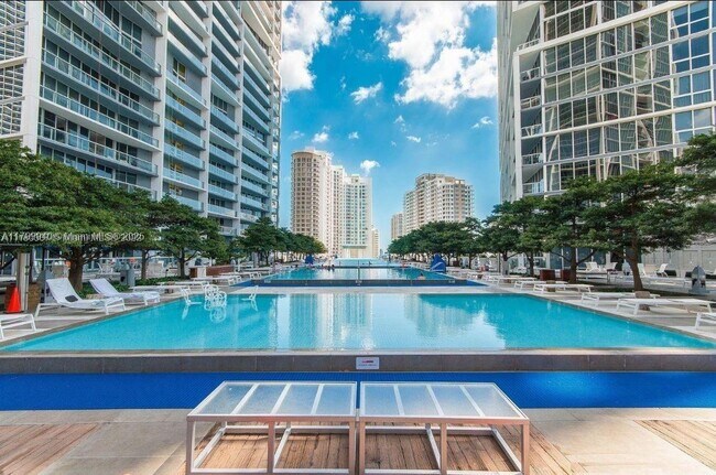 Building Photo - 495 Brickell Ave