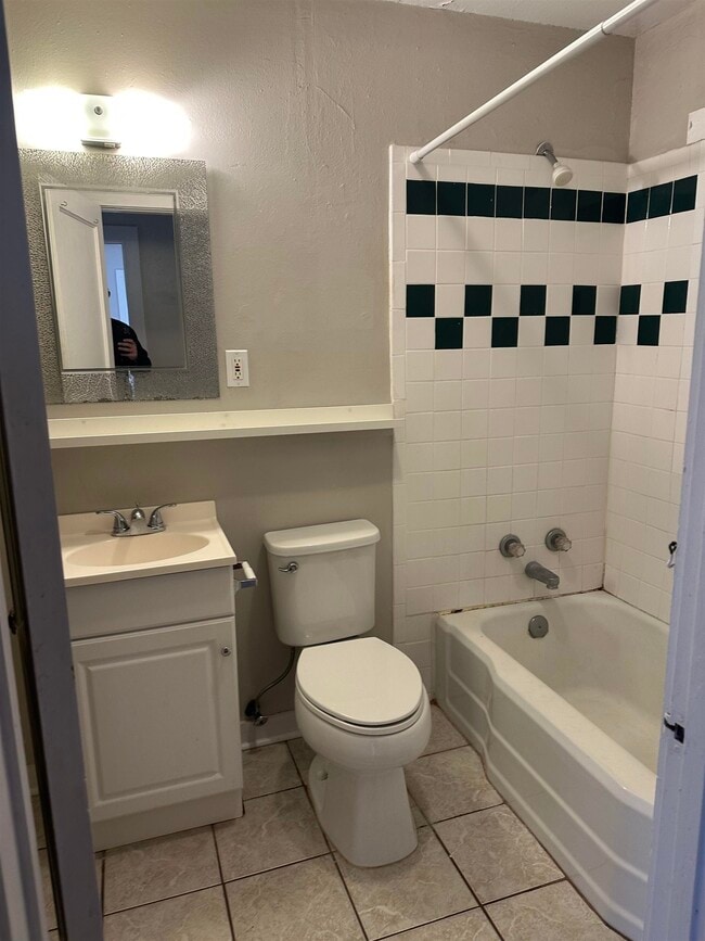 Building Photo - 322 W 8th Ave