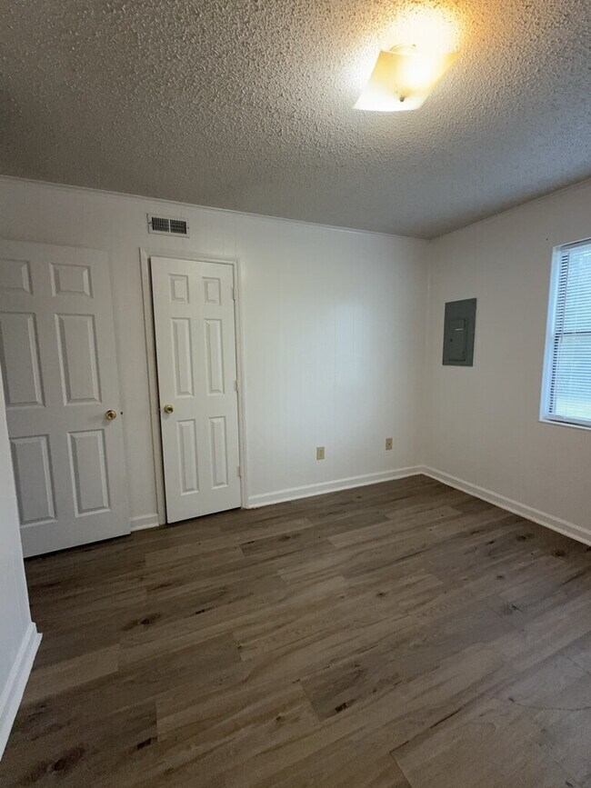 Building Photo - Charming 2 Bedroom Apartment 216 Zack Circle #B