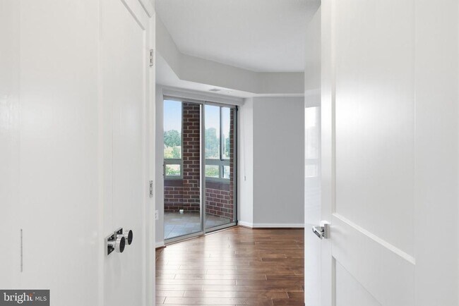 Building Photo - 2121 Jamieson Ave