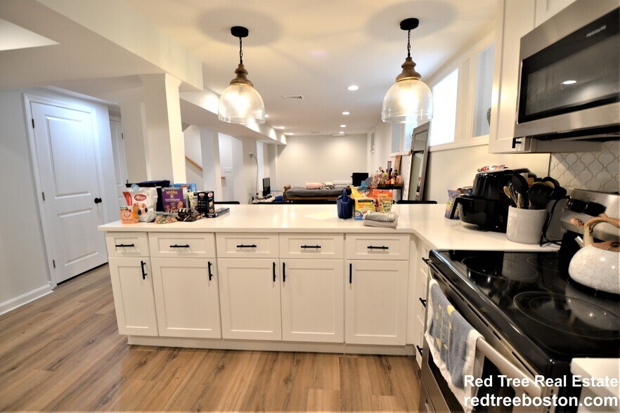 Building Photo - 179 Putnam St