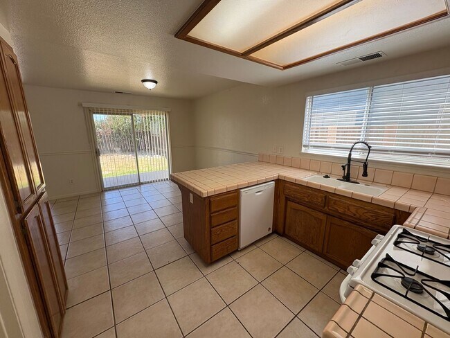 Building Photo - Cozy Home On Spacious Lot In Tulare Available Now!
