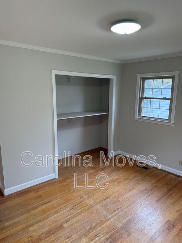 Building Photo - 708 W Lee Rd