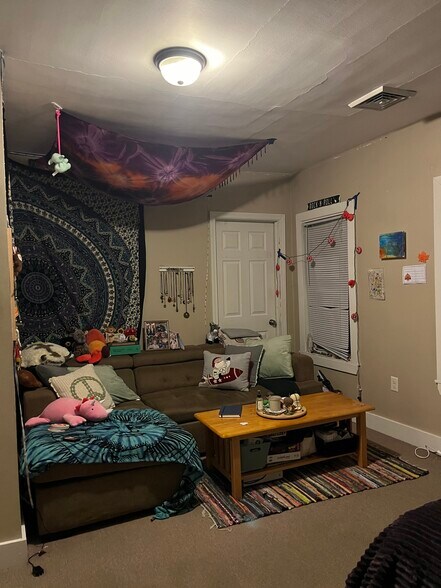 Building Photo - 146 Pleasant St