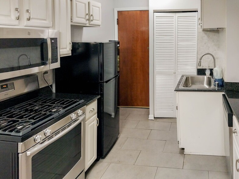 Building Photo - 3706 N Sheffield Ave