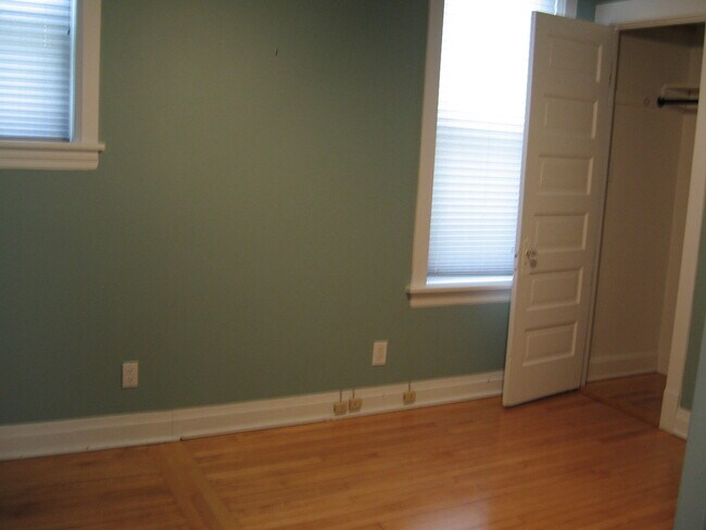 Building Photo - 3916 N Kildare Ave