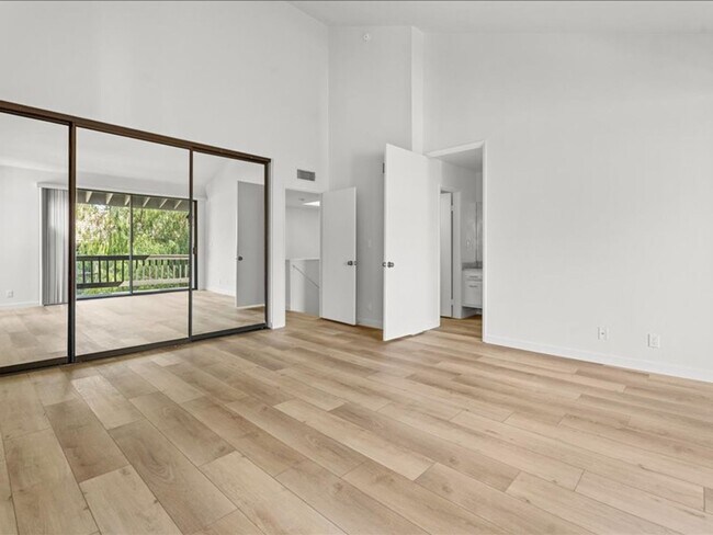 Building Photo - Spacious 3Beds+2.5Baths Townhouse With A B...