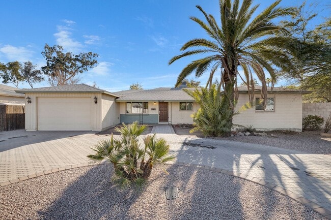 Building Photo - Spacious & Stylish 4/2 – Just  2 Miles fro...