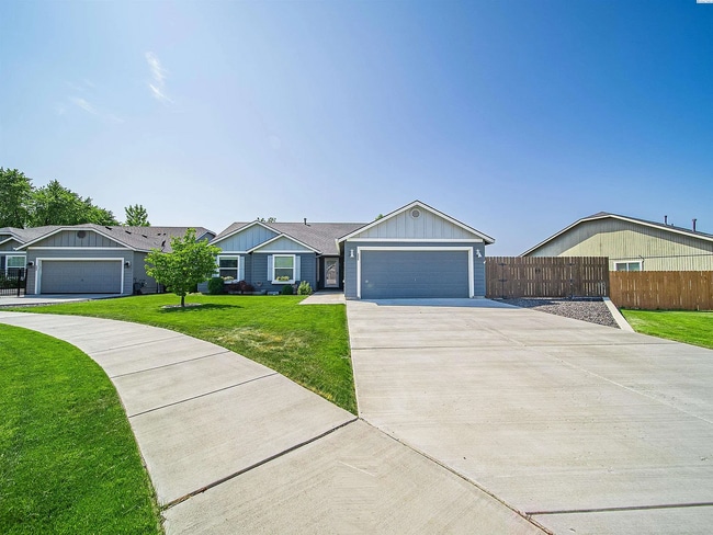 Building Photo - AVAILABLE SEPTEMBER 1ST! Luxury Kennewick ...