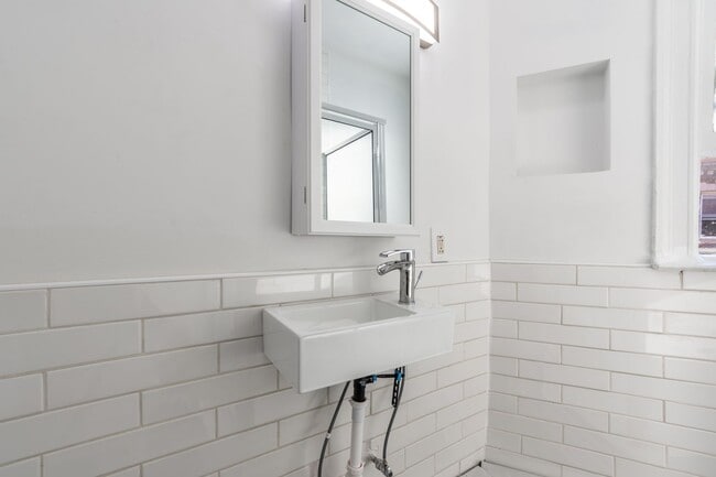 Building Photo - 4913 Yew St