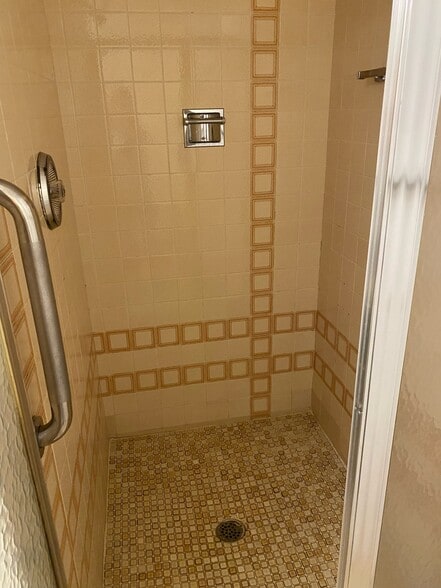 Building Photo - 2500 Parkview Dr