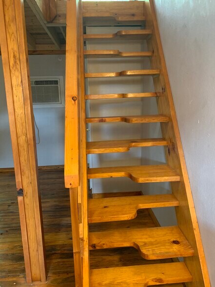 Stairs - 1112 Cardinal St # 107