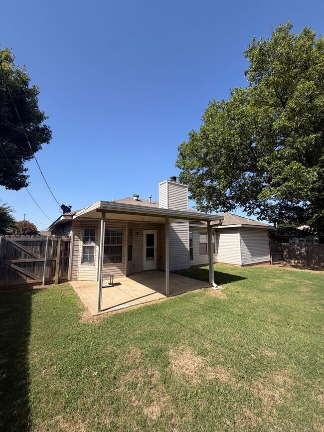 Building Photo - 102 Plumdale Dr