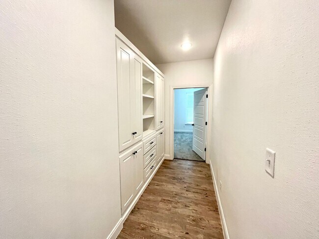 Building Photo - 4 Bed/2 Bath Home