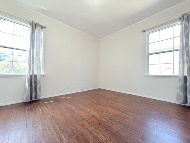 Building Photo - Bright and Spacious Two-Bedroom in Sun Valley