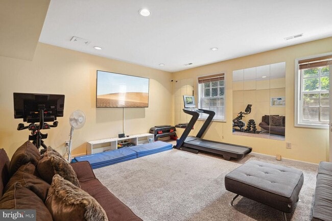 Building Photo - 5 Bed 4.5 Bath - Bethesda len Echo Heights...