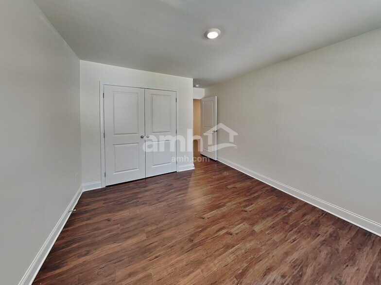 Building Photo - 838 Carnaby Ln
