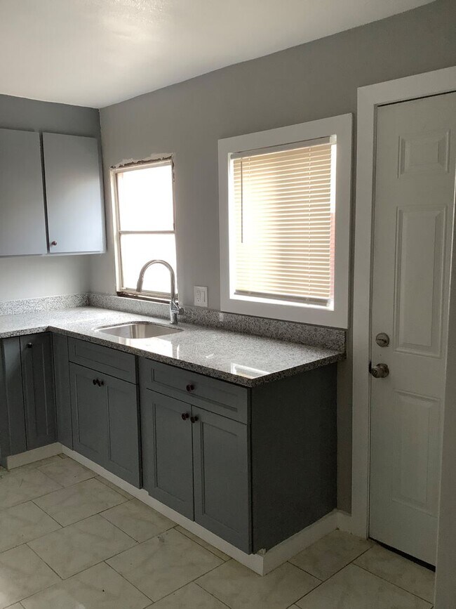 Building Photo - Completely Renovated 3 Bedroom Downstairs Unit! $2,995