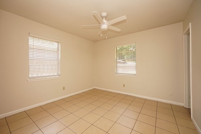 Building Photo - Valparaiso Ranch Home!