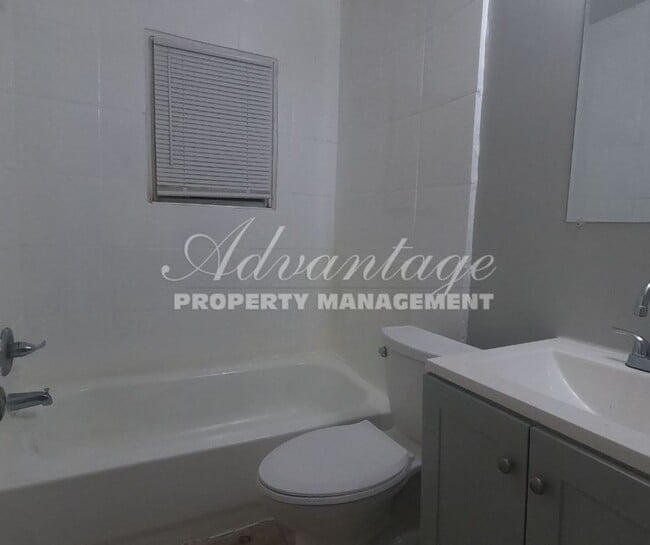Building Photo - Cozy & Comfortable Newly Renovated 3 Bedro...