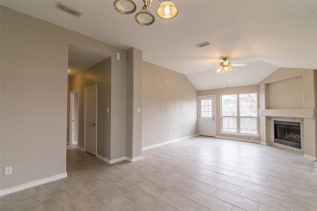 Building Photo - 2209 Highland Crossing Dr