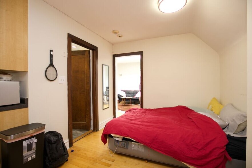 Building Photo - 733 Elm