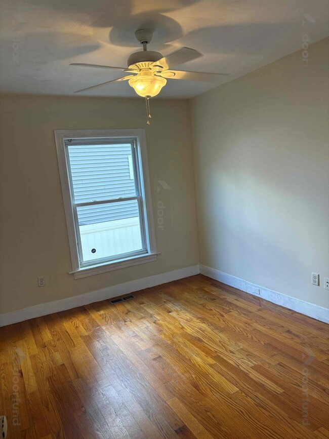 Building Photo - 27 Florence St