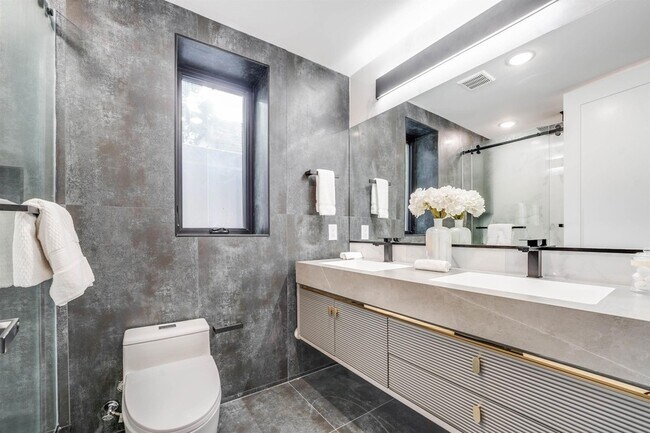 Building Photo - 95 Stegman St