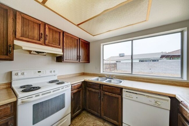 Building Photo - -$500 OFF FIRST MONTH RENT-READY TO VIEW NOW! 4 Bedroom 2 Bath Home in Phoenix!