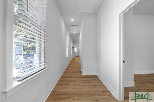 Building Photo - 826 W Victory Dr