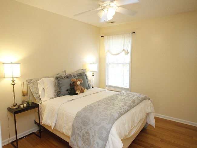 Building Photo - Beautifully Updated Home in Desirable Scho...