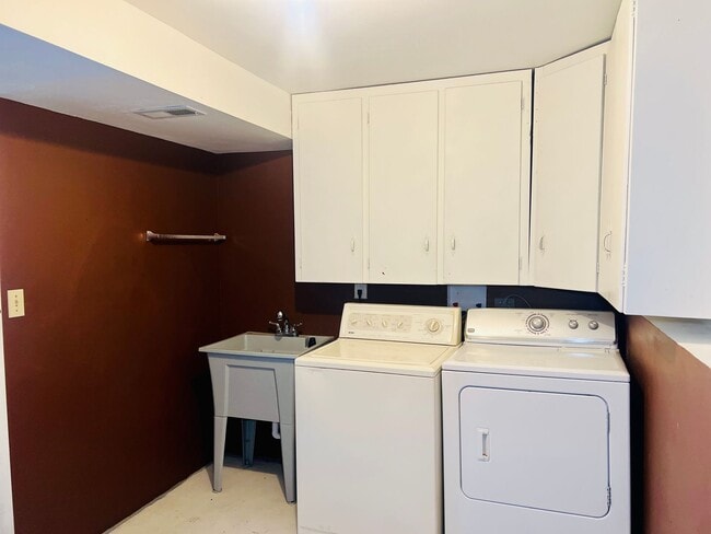 Building Photo - Half of a Duplex Available - 4 Bedroom 2 Bathroom in Lakewood