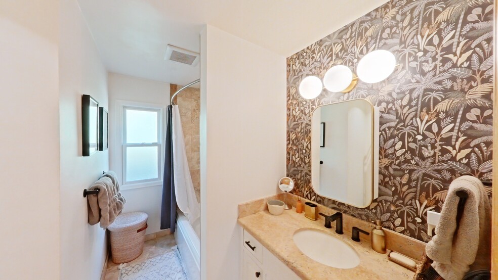 Bathroom - 1720 1/2 Calle Poniente