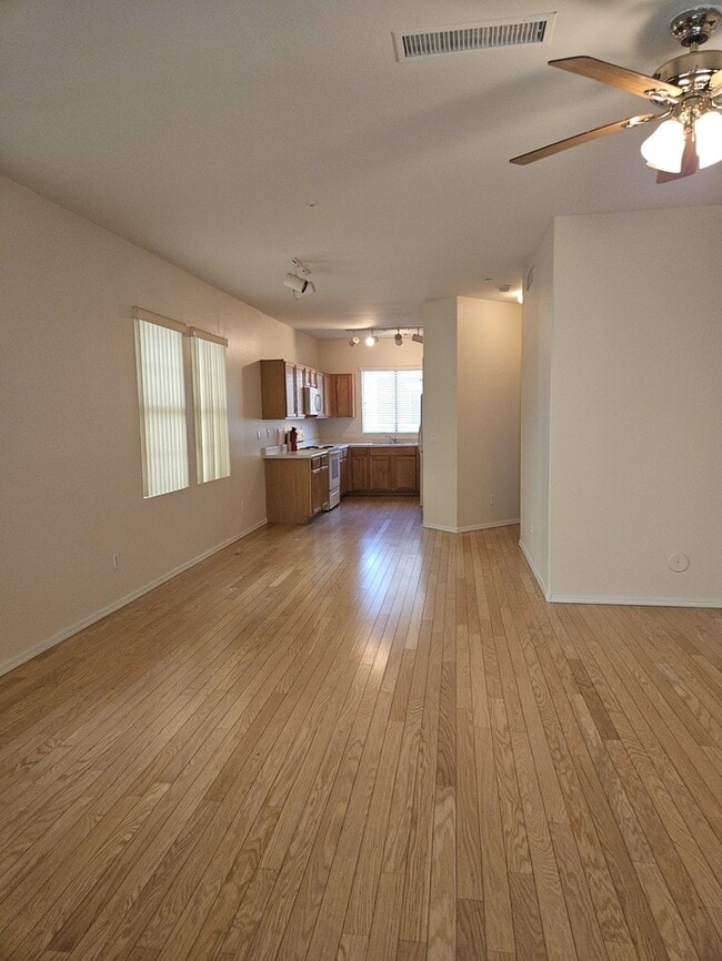 Building Photo - 3 Bed 3 Bath 2 CG Walking distance to Downtown Gilbert. Great Location