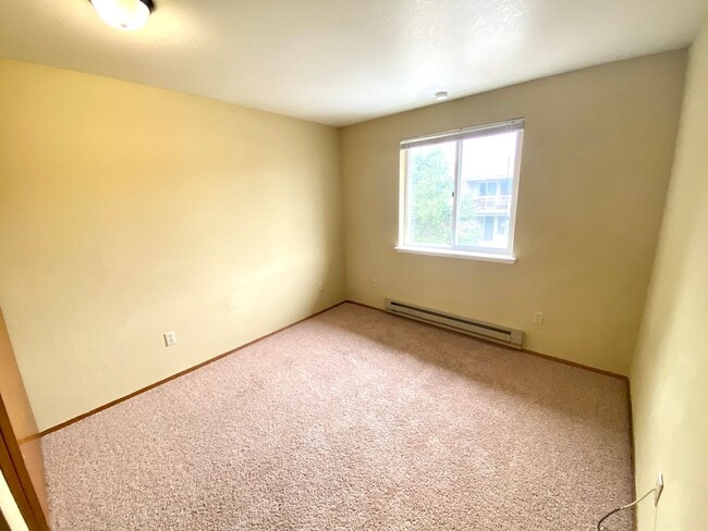 Building Photo - Conveniently Located 2 Bedroom