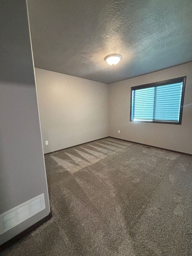 Building Photo - Spacious 3-Bedroom Home