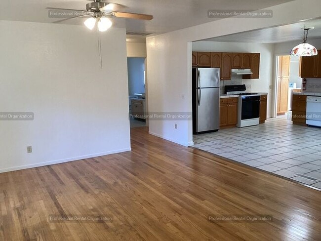 Building Photo - Spacious & cheerfully bright large single-...
