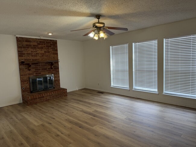 Building Photo - 202 N Cimarron Dr