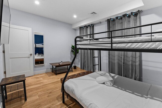 Building Photo - 1011 Bennington St