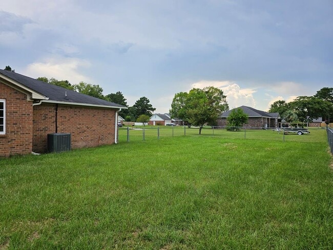 Building Photo - 2805 Drake St