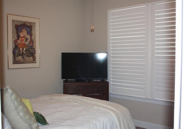 Building Photo - 393 Dayridge Dr