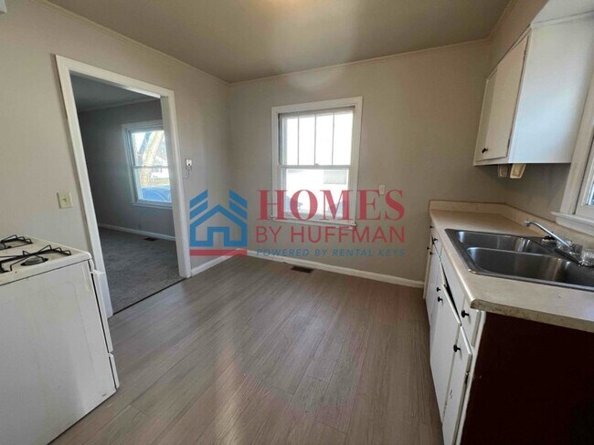 Building Photo - Two Bedroom House | Detached Garage | Depo...