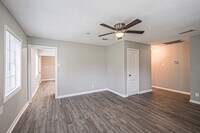 Building Photo - 1539 Pleasantville Dr