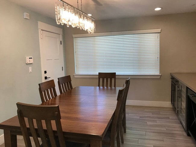 Building Photo - Gorgeous 3 bedroom home available now